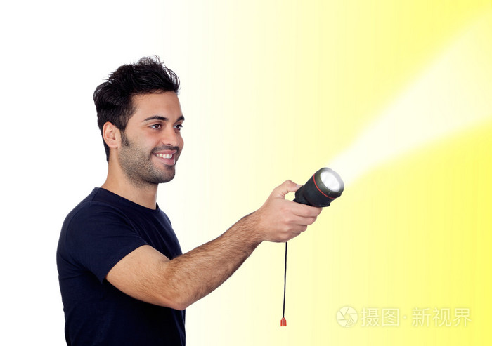 有吸引力的人在用手电筒找东西黑色