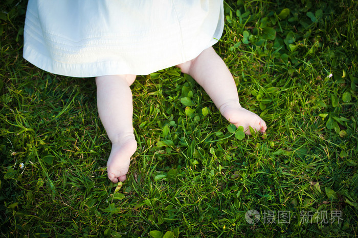 赤脚的宝贝女儿上草探索