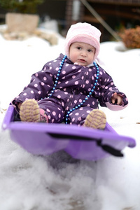 快乐的小孩玩雪，好冬天天气