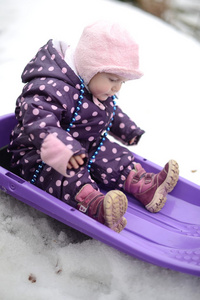 快乐的小孩玩雪，好冬天天气