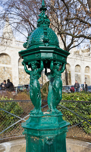 装饰在巴黎的饮水机图片