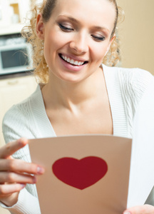 开朗微笑的女人，阅读情人节卡