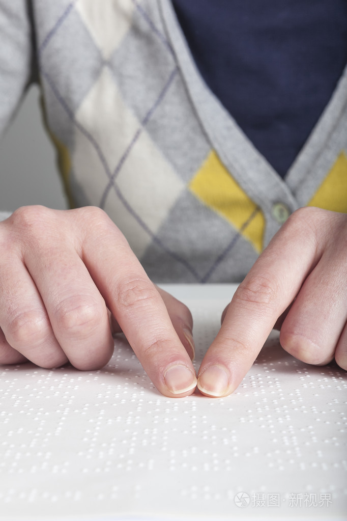 盲人阅读文本照片-正版商用图片1bvcjr-摄图新视界