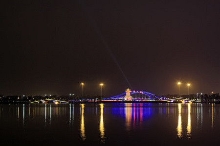 水上公园的夜景