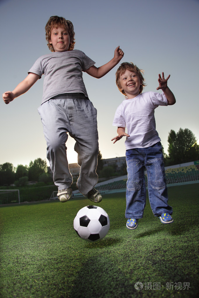 在足球比赛中的两个快乐的孩子玩