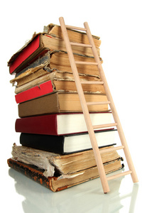 古老的书籍和木梯子，孤立在白色