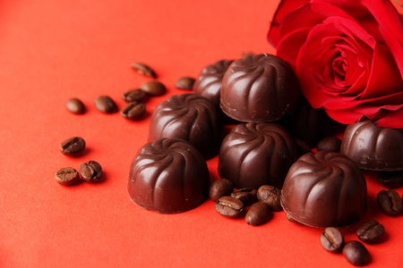 巧克力糖果，红色的背景上