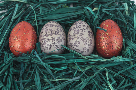 复活节蛋在绿色草地上
