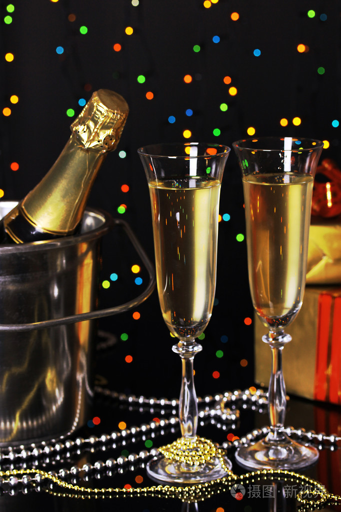 圣诞灯背景上酒杯的庆祝香槟