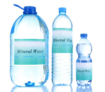 与标签上白色隔离不同的水瓶子