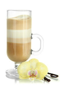 香拿铁咖啡在玻璃杯子与孤立在白色的香草豆荚