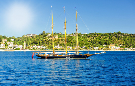 古代高大船航行在蓝色 waters.tall 船扬帆起航在公海的 background.