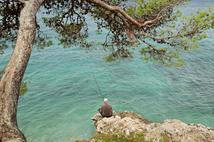 孤独渔夫在海上