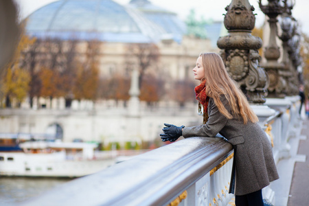 浪漫女孩在巴黎的秋天