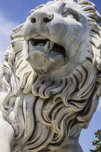 白色大理石狮子雕塑图片