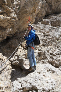 关于通过 ferrata 的女性名徒步旅行者