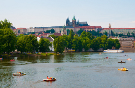 查看关于夏天布拉格以上河伏尔塔瓦河