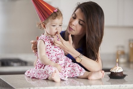 美丽的女人和孩子庆祝生日