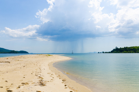 在泰国和雨云在距离美丽的海滨沙滩