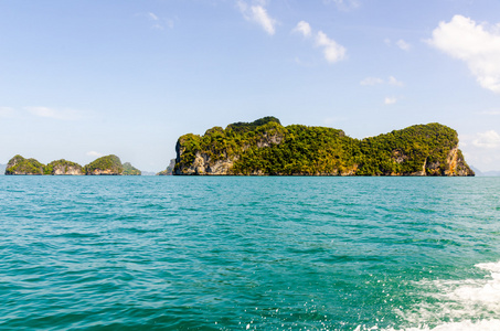 沿海峭壁和在岛上,在泰国象岛海滩照片