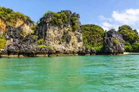 沿海峭壁和在岛上，在泰国象岛海滩