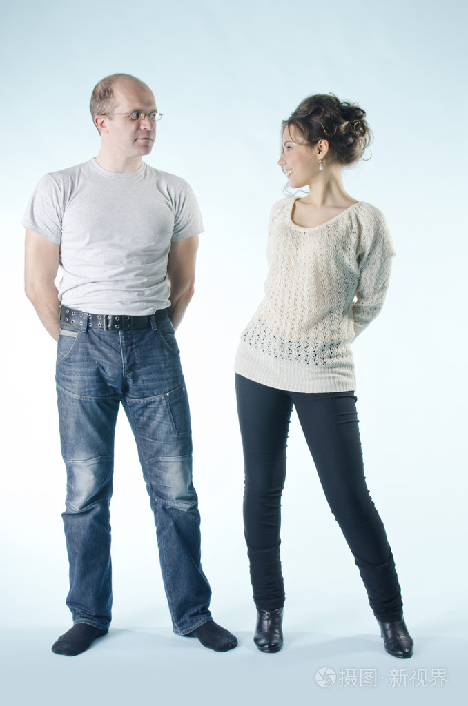 男人和女孩站在各种姿势的肖像