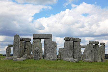 在蓝色天空下的绿色草地上的巨石阵历史遗址。stonehen