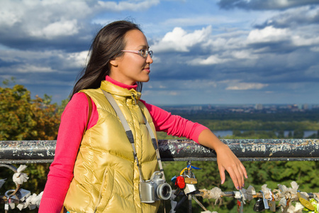 年轻的亚洲女人的旅行者