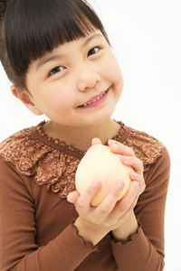 亚洲小女孩与桃