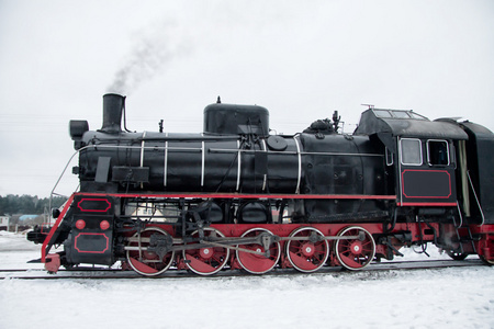 运行的大型机舱的一部分视图列车转向架老蒸汽机车在火车站平台旁边