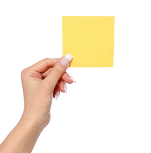 黄色空白不干胶标签拿便条纸,白色背景,黄色不干胶标签上被隔绝的女性