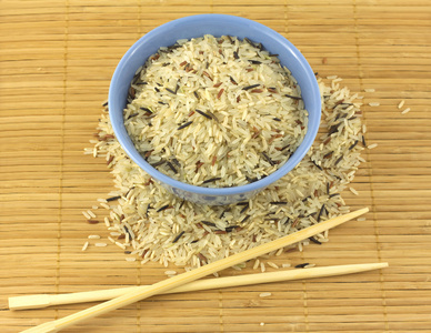 水稻 碗和筷子垫上
