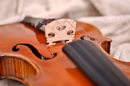 形象的棕色背景上孤立小提琴