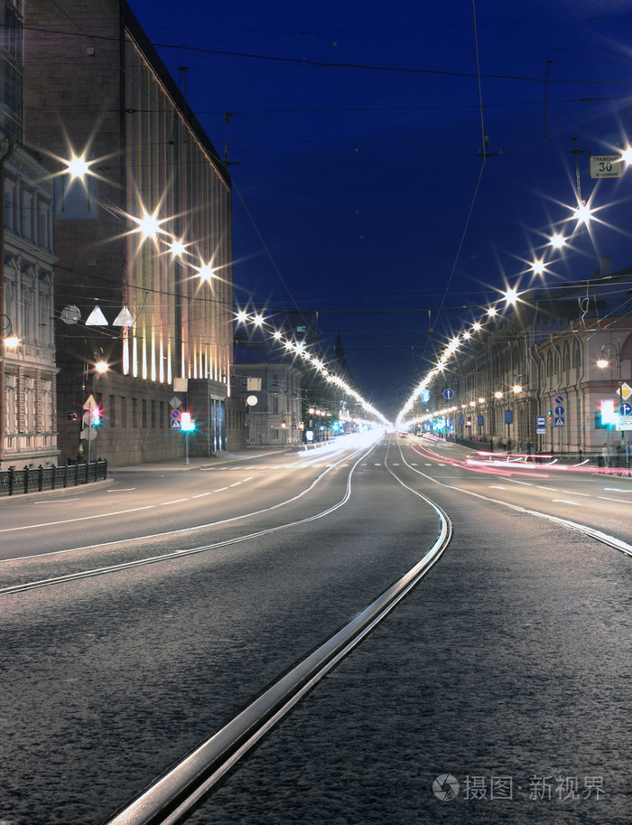 夜间城市道路。圣 pererburg 俄罗斯