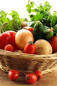 新鲜的蔬菜和草药混合在一个柳条篮子里