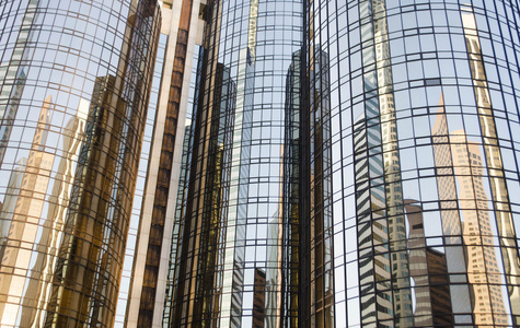 反映的摩天大楼