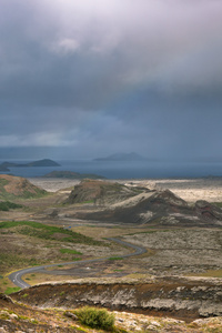 高速公路通过冰岛风景在阴雨的天气