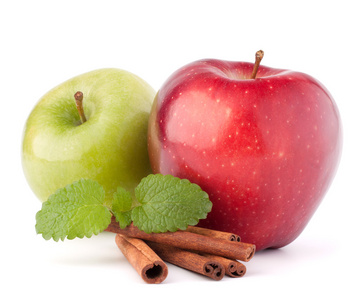 红色和绿色苹果肉桂棒和薄荷叶静物