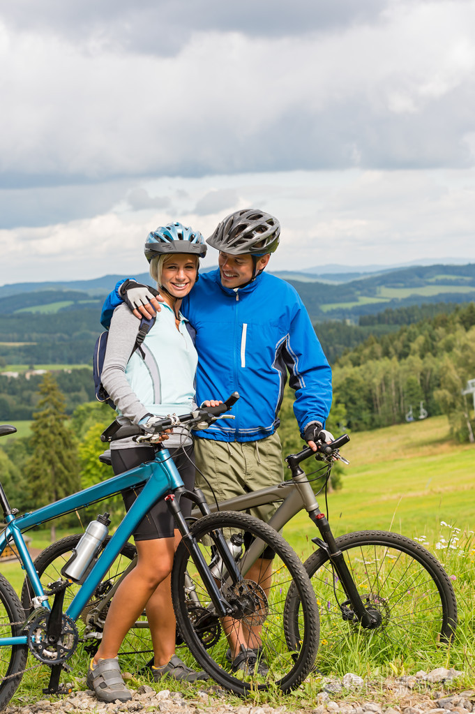山地自行车在夏季周末期间与年轻骑自行车者照片-正版商用图片1bw14y