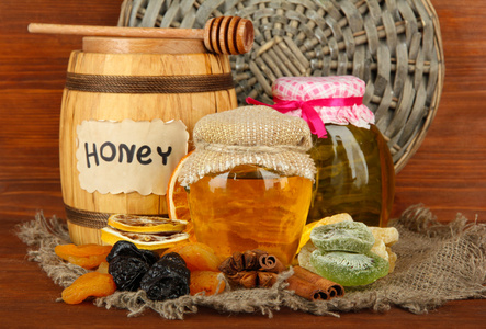 jars 的蜂蜜 木桶 drizzler 和干果木制背景上