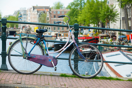 荷兰自行车停放在荷兰阿姆斯特丹的街道上