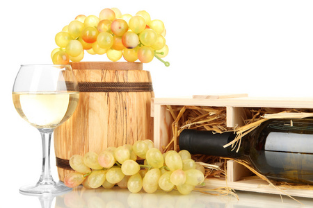 木箱与葡萄酒瓶 桶 酒杯和葡萄上白色隔离