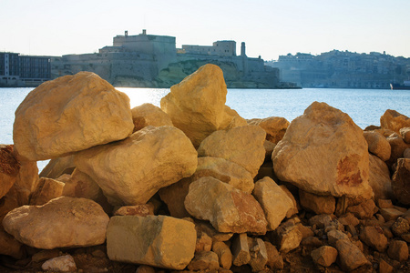看看大石头，马耳他通过城市