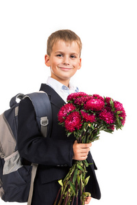 小学生拿着花。回学校