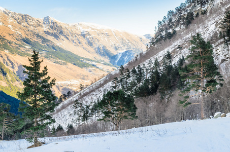 积雪覆盖的山脉