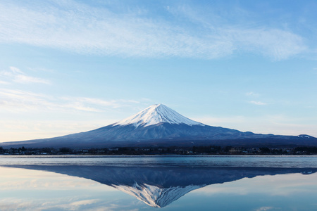 富士山的翻转的图像