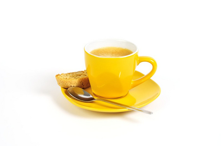 黄色咖啡杯子用勺子和甜椒