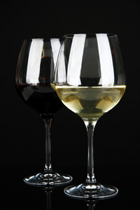 两个杯子的红色和白色葡萄酒 孤立在黑色