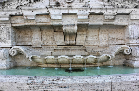在司法在罗马的宫殿前的喷泉