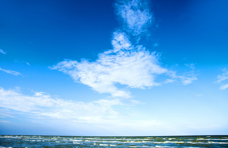 海鸥在蓝蓝的天空与自然海景
